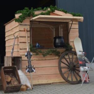 Houten huisje voor uitgifte chocomelk en glühwein