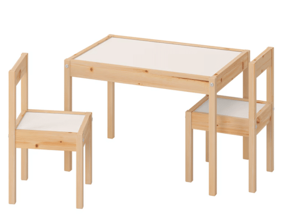 Kindertafel met 2 stoelen